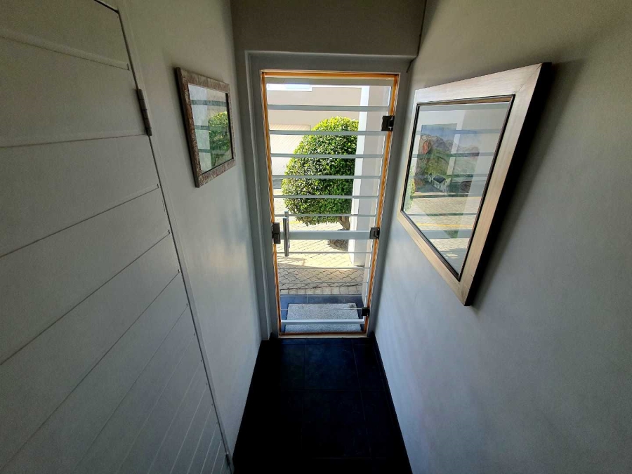 To Let 2 Bedroom Property for Rent in Green Point Western Cape
